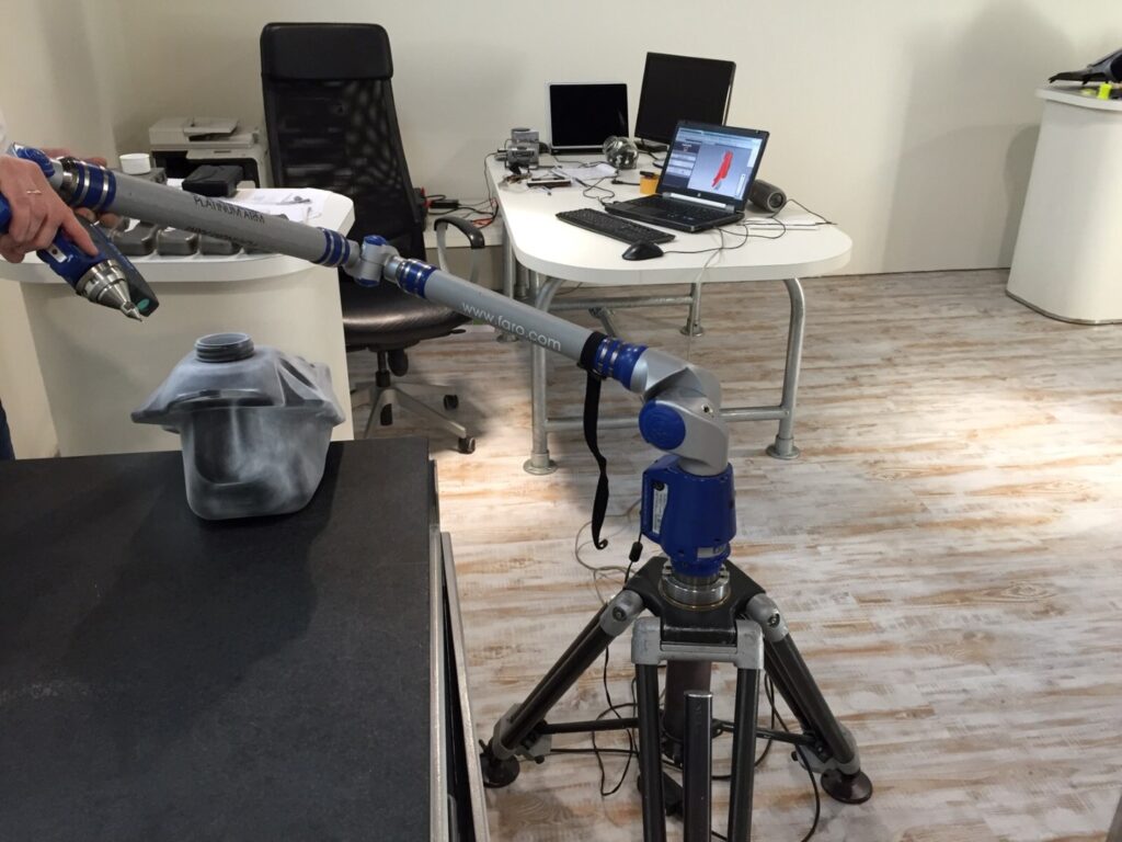 Een benzinetank wordt gescand met een FARO-arm in een moderne meetkamer voor digitale modellering