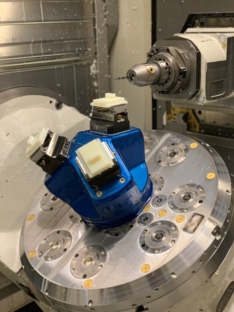 Spantool met drie Makro•Grip klemmen in een 5-assige CNC-machine, gereed voor bewerking van kunststof onderdelen.