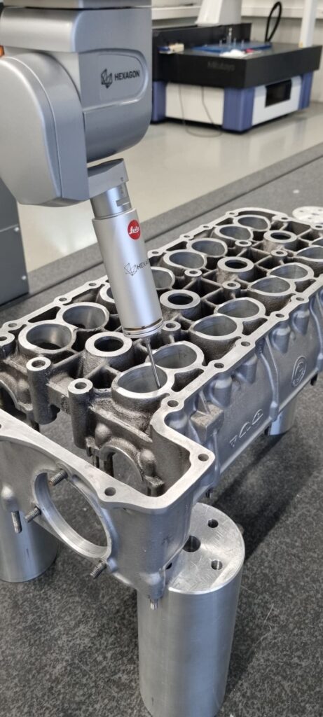 3D-meting van cilinderkop met Hexagon meetarm en Leica-sonde op granieten meetplaat