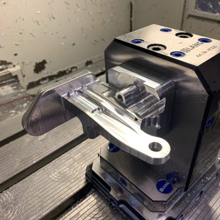 Zijaanzicht van aluminium precisiecomponent opgespannen in LANG nulpuntspansysteem op CNC-machine